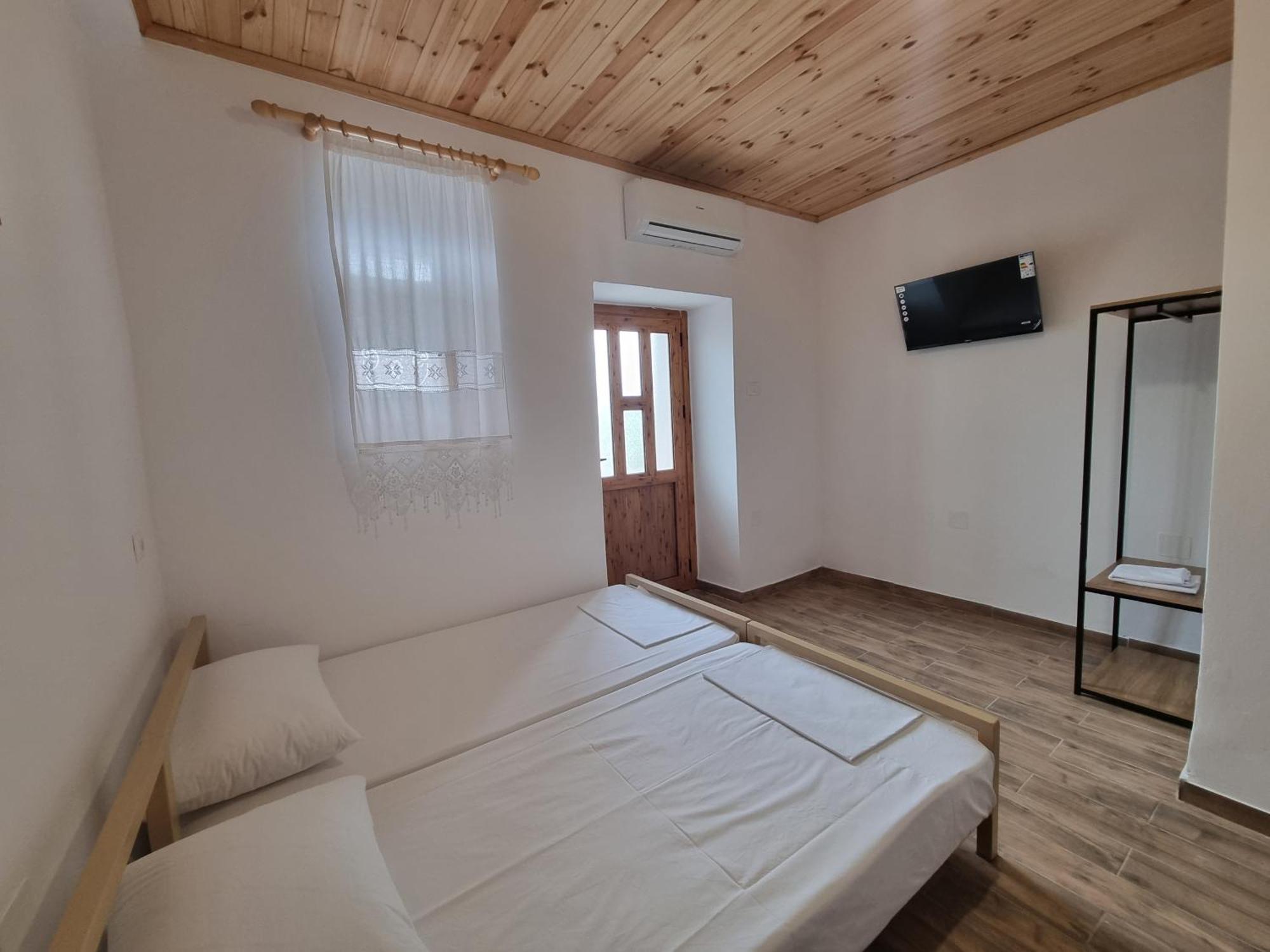 Tony'S Terrace Panzió Gjirokastra Kültér fotó