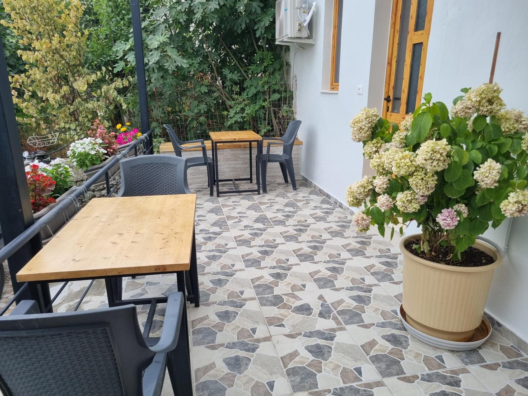 Tony'S Terrace Panzió Gjirokastra Kültér fotó
