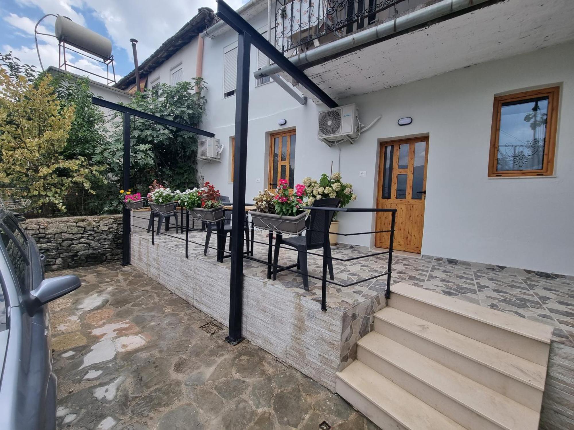 Tony'S Terrace Panzió Gjirokastra Kültér fotó