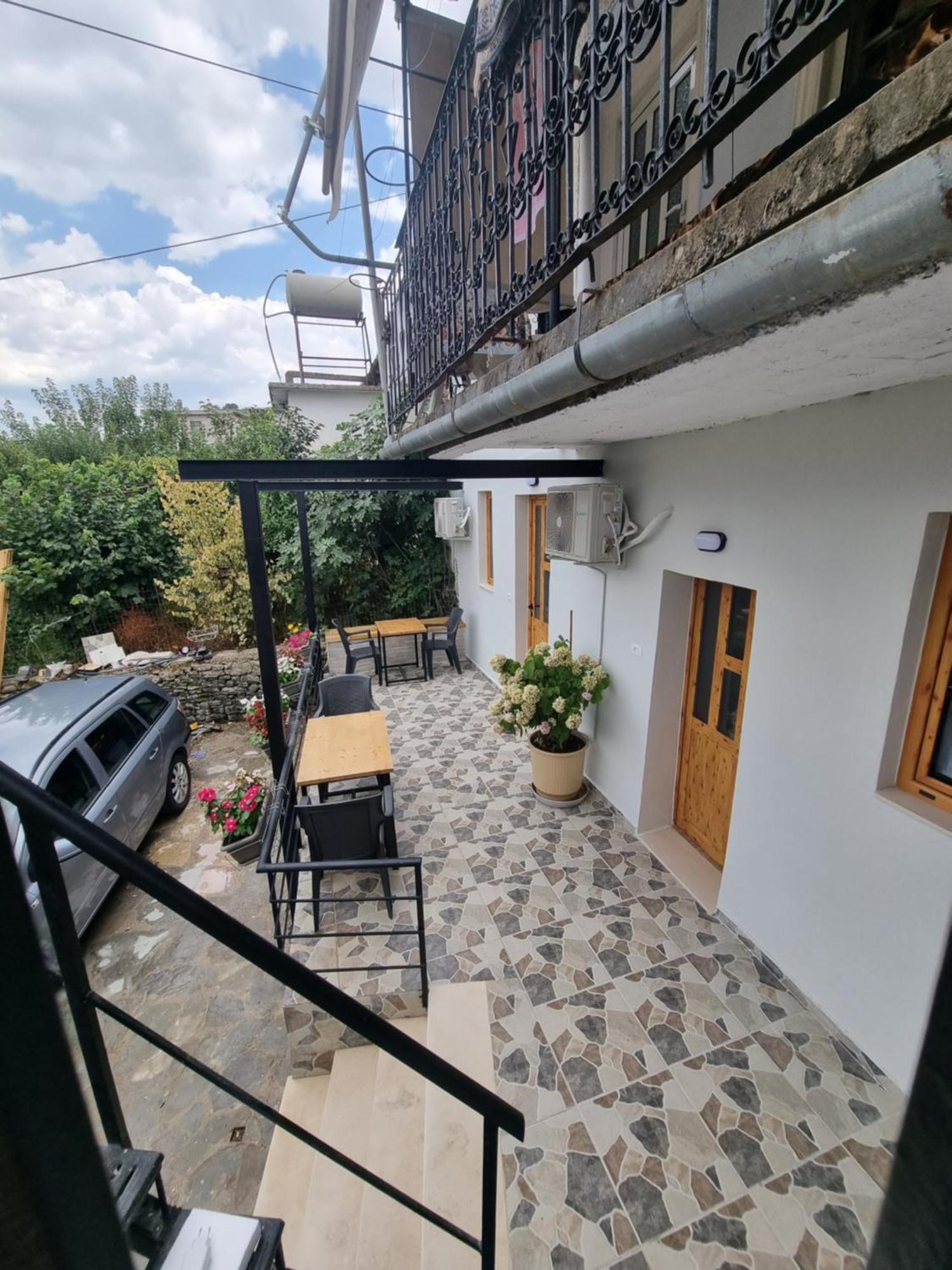 Tony'S Terrace Panzió Gjirokastra Kültér fotó