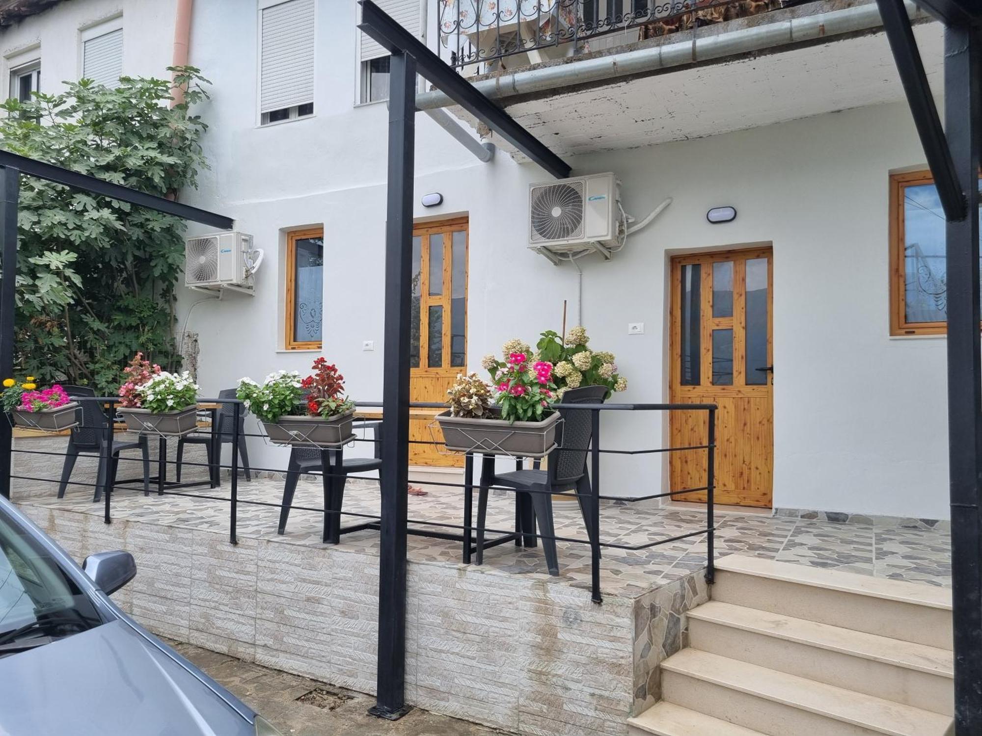 Tony'S Terrace Panzió Gjirokastra Kültér fotó